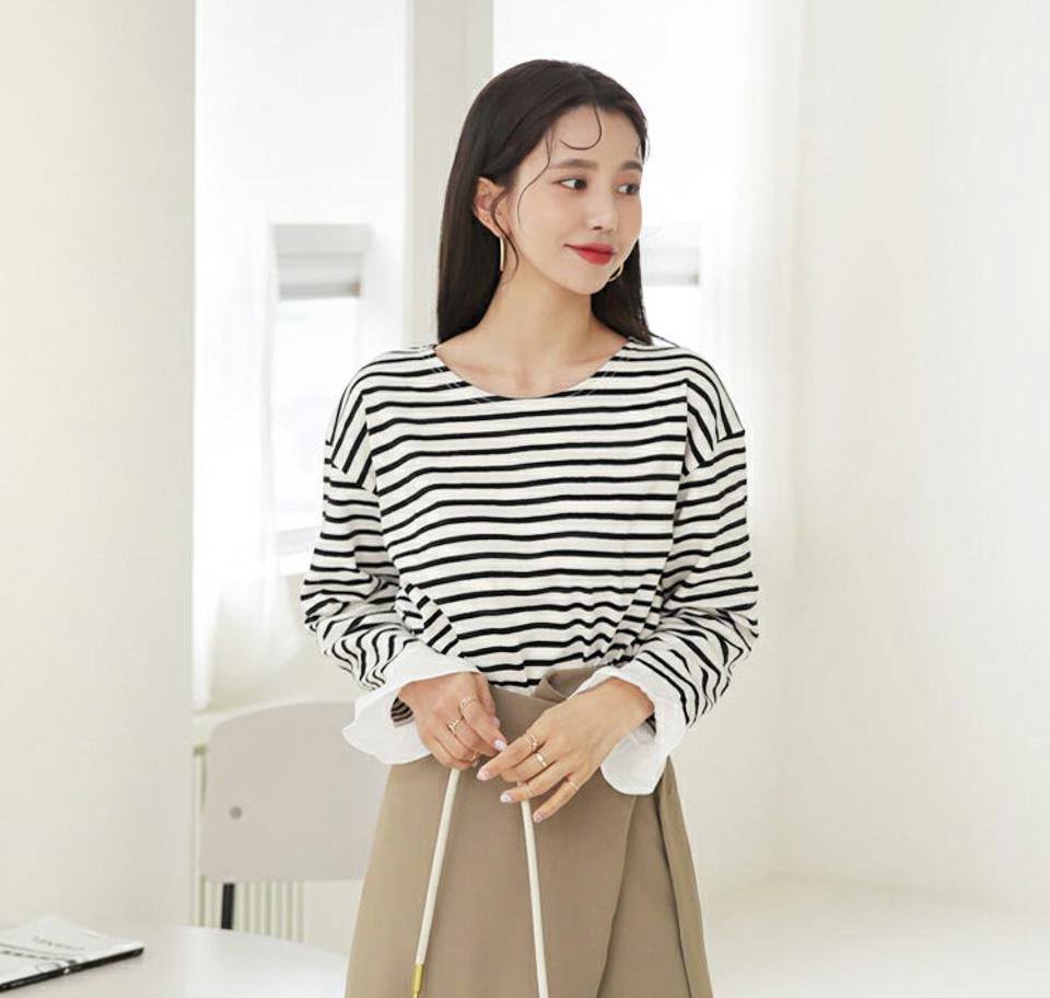 フリルスリーブボーダーTシャツ・全2色・b64865 レディース 【tops】【韓国 ファッション トップス Tシャツ カットソー 長袖 ラウンドネック ボーダー パターン カジュアル 体型カーバー フェミニン シンプル デイリー ベーシック カジュアル 秋 冬】