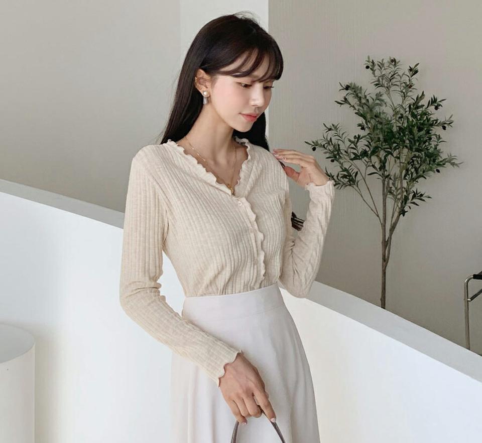 リブウェーブボタンTシャツ・全4色・t61513 レディース 【tops】【韓国 ファッション トップス Tシャツ カットソー 長袖 Vネック ウェーブ リブ スリム フィット 体型カーバー フェミニン シンプル デイリー ベーシック カジュアル カジュアル 秋 冬】