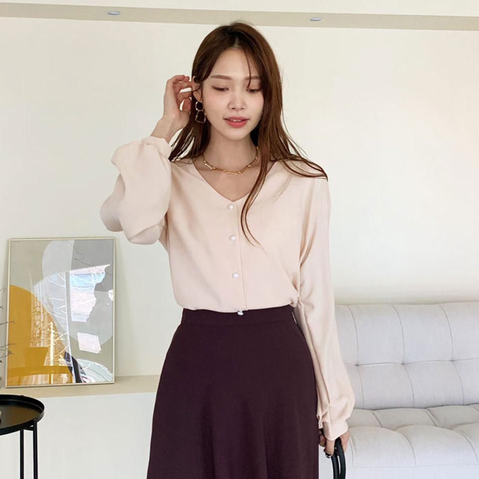 Vネックパールボタンブラウス・全4色・t66603 レディース 【bl】【トップス ブラウス 長袖 パールボタン Vネック 単色 無地 シンプル フェミニン オフィスカジュアル ギャザー 秋 冬 韓国 ファッション】【ハイホリHIHOLLI】