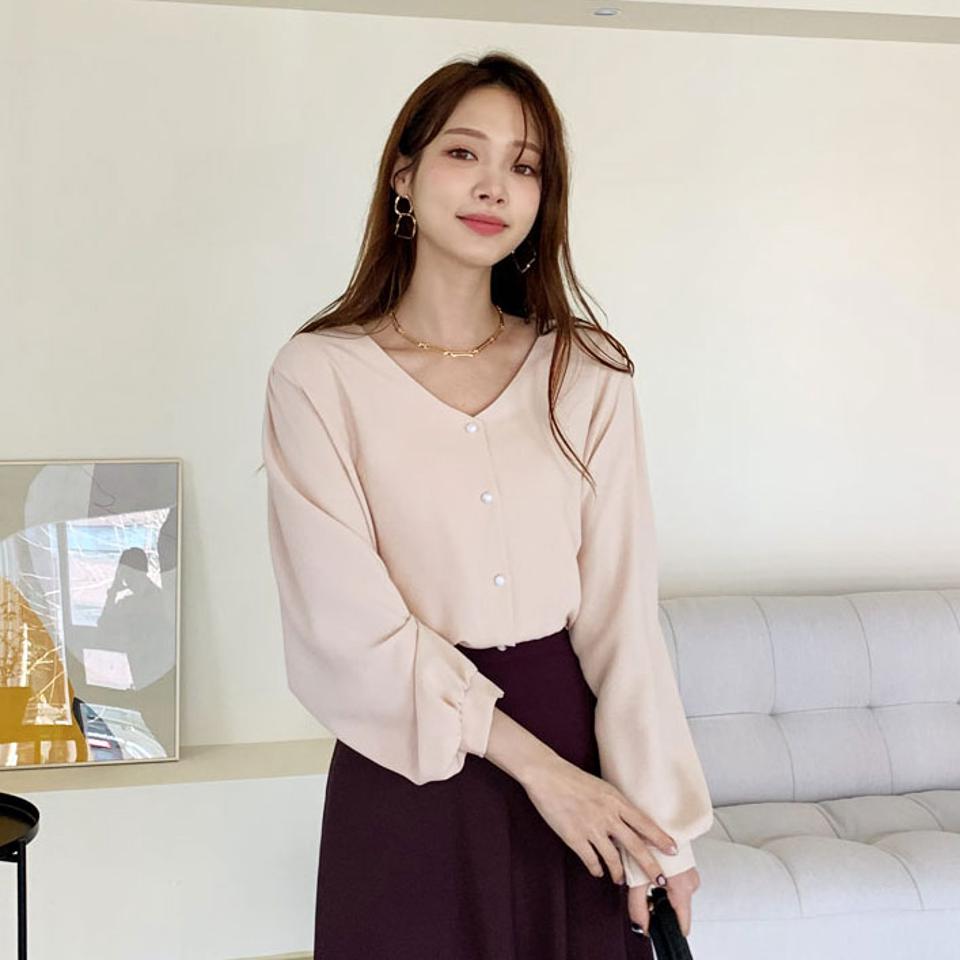 Vネックパールボタンブラウス・全4色・t66603 レディース 【bl】【トップス ブラウス 長袖 パールボタン Vネック 単色 無地 シンプル フェミニン オフィスカジュアル ギャザー 秋 冬 韓国 ファッション】【ハイホリHIHOLLI】