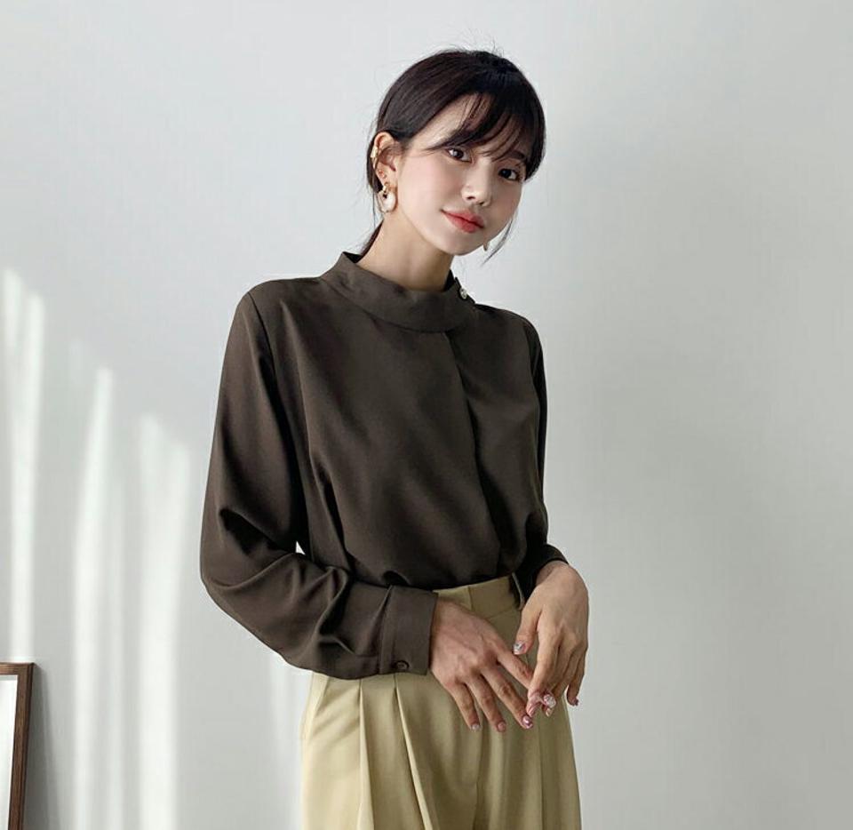 パールボタンブラウス・全3色・t61517 レディース 【bl】【韓国 ファッション トップス ブラウス 長袖 ハーフネック パールボタン 高級感　無地 上品 ベーシック フェミニン カジュアル デイリー カジュアル 秋 冬】