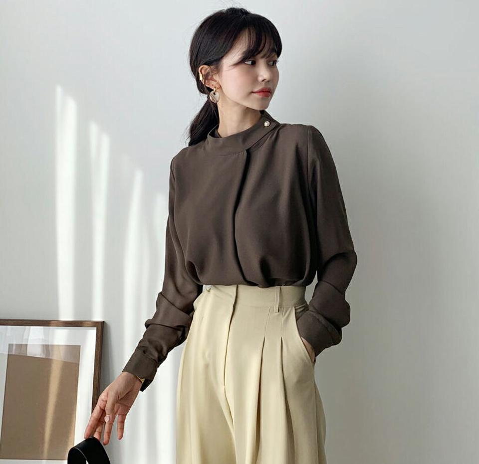 パールボタンブラウス・全3色・t61517 レディース 【bl】【韓国 ファッション トップス ブラウス 長袖 ハーフネック パールボタン 高級感　無地 上品 ベーシック フェミニン カジュアル デイリー カジュアル 秋 冬】