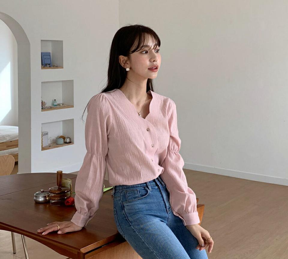 ウェーブVネックブラウス・全3色・t56776 レディース 【bl】【韓国 ファッション トップス ブラウス 長袖 ウェーブ デコルテ 細身 Vネック ギャザー ボリューム リンクル 春 上品 フェミニン カジュアル デイリー 秋 冬】