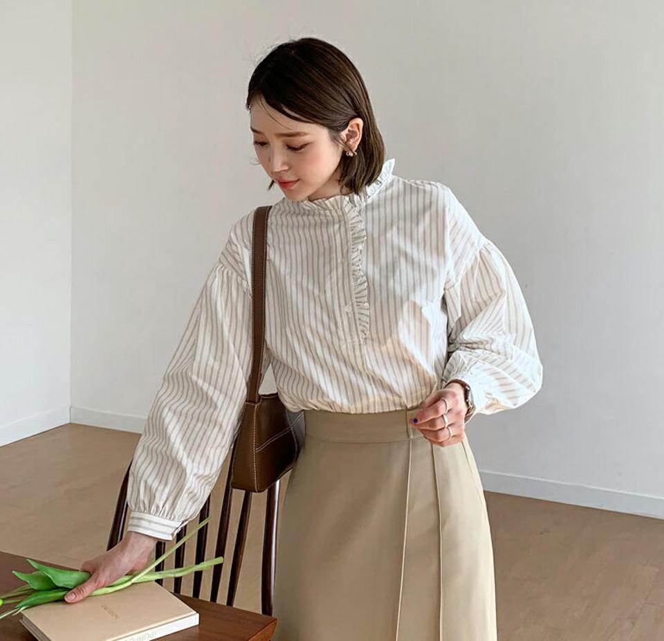 【只今10%OFF】フリルストライイプブラウス・全3色・t56814 レディース 【bl】【韓国 ファッション トップス ブラウス 長袖 ウェーブ ストライプ パターン フリル 体型カバー アンバランス 春 フェミニン カジュアル デイリー 秋 冬】