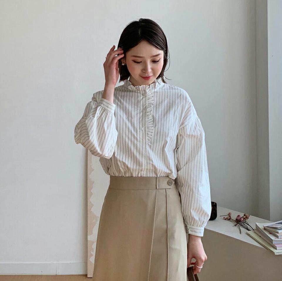 【只今10%OFF】フリルストライイプブラウス・全3色・t56814 レディース 【bl】【韓国 ファッション トップス ブラウス 長袖 ウェーブ ストライプ パターン フリル 体型カバー アンバランス 春 フェミニン カジュアル デイリー 秋 冬】