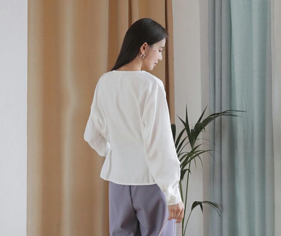 ボタンフレアブラウス・全2色・t63007 レディース 【bl】【韓国 ファッション トップス ブラウス 長袖 Vネック フレアブラウス デコルテ ウエストゴム 上品 ベーシック フェミニン カジュアル デイリー 秋 冬】