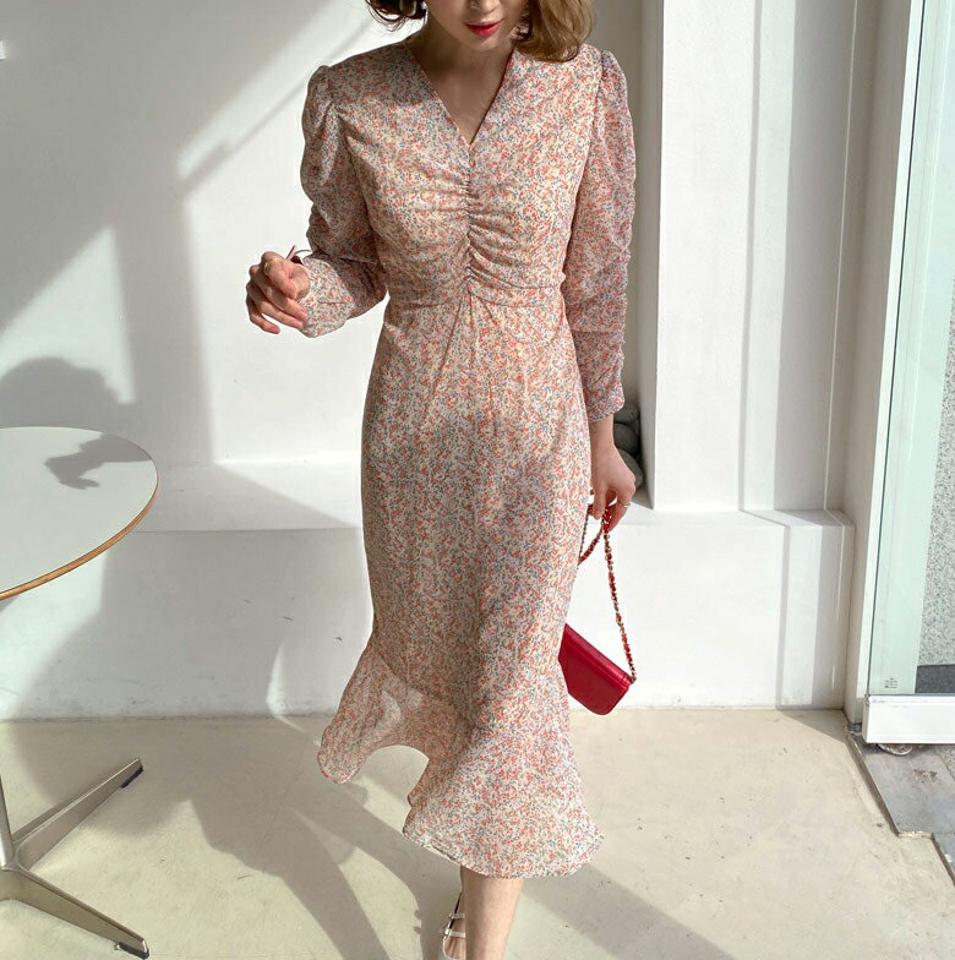 花柄ギャザーワンピース・全2色・t62704 レディース 【ops】【韓国 ファッション ワンピース ロング ロングワンピース Vネック 小花柄 花柄 フラワー ウエストリボン フレア ギャザー シフォン フェミニン カジュアル ベーシック 体型カバー 秋 冬】