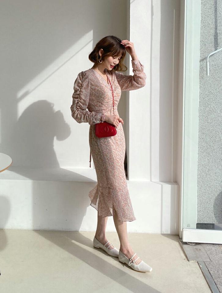 花柄ギャザーワンピース・全2色・t62704 レディース 【ops】【韓国 ファッション ワンピース ロング ロングワンピース Vネック 小花柄 花柄 フラワー ウエストリボン フレア ギャザー シフォン フェミニン カジュアル ベーシック 体型カバー 秋 冬】