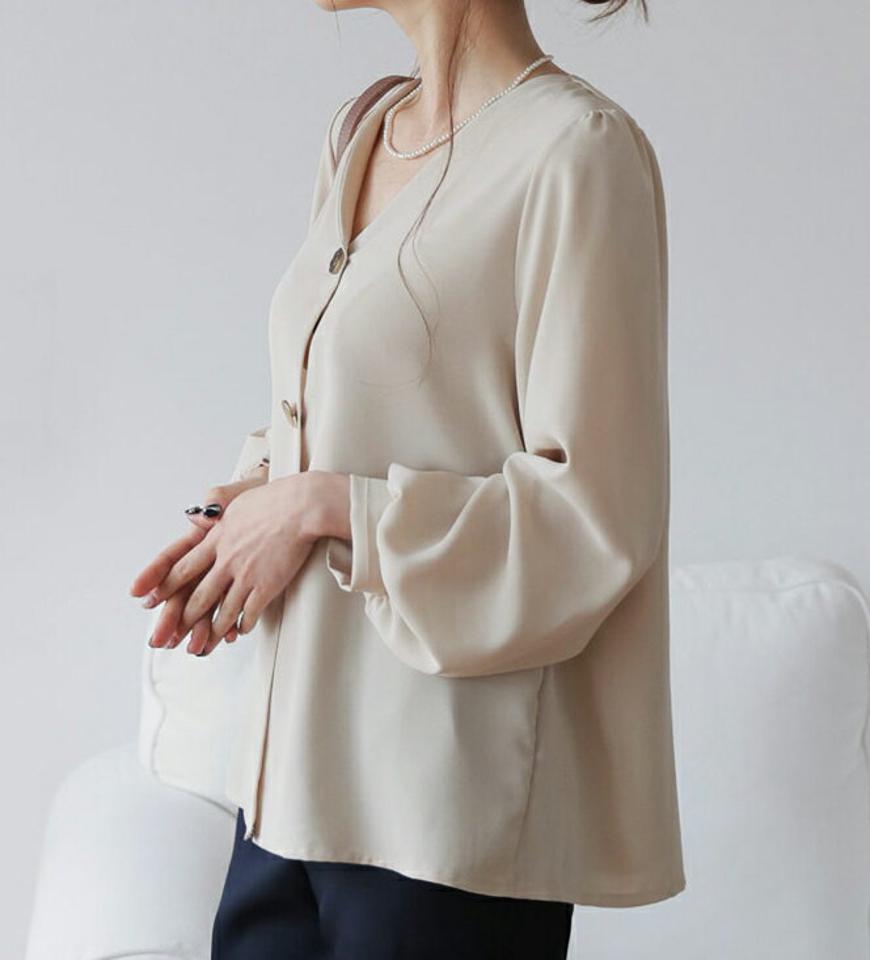 【15%OFF】≪人気商品再入荷≫Vネックゴールドボタンブラウス・全4色・t66706 レディース 【bl】トップス ブラウス 長袖 ゴールドボタン Vネック 単色 無地 シンプル きれいめ フェミニン オフィスカジュアル 大人 秋 冬 韓国ファッション ハイホリHIHOLLI blセール