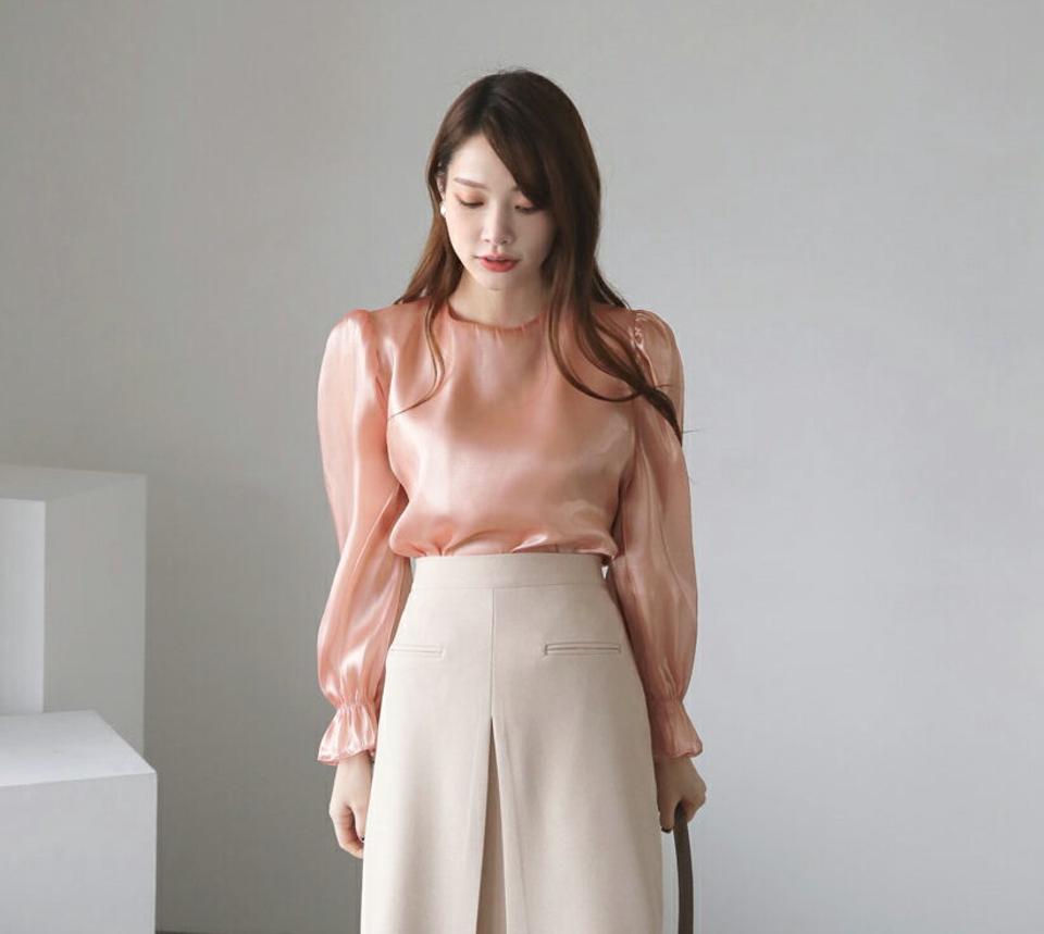 サテンパフブラウス・全2色・b44523 レディース 【bl】【トップス ブラウス 長袖 パフ袖 パフスリーブ ボリューム袖 袖コンシャス サテン ツヤ 光沢 単色 無地 シンプル フェミニン きれいめ 秋 冬 韓国 ファッション】【ハイホリHIHOLLI】