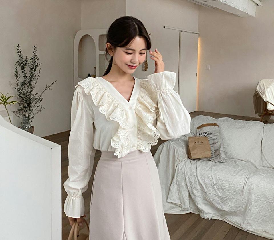 アイレットレースフリルブラウス・全2色・b61547 レディース 【bl】【韓国 ファッション トップス ブラウス 長袖 Vネック アイレット レース フリル ボリューミー 体型カバー 上品 春 フェミニン カジュアル デイリー 秋 冬】