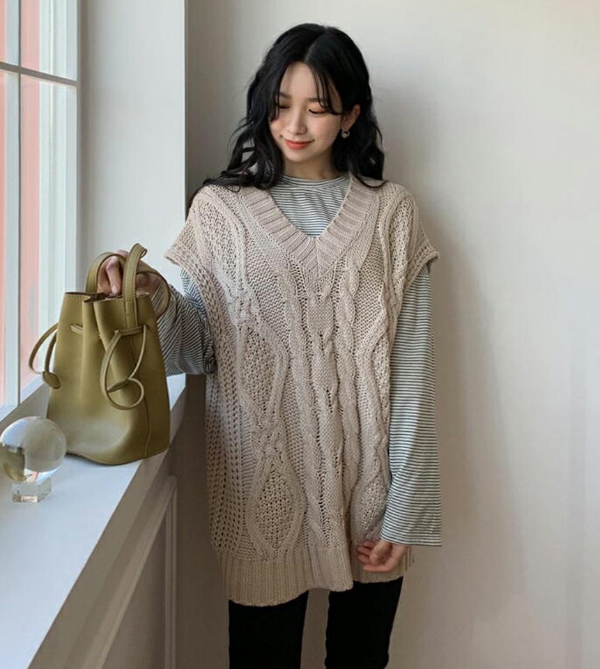 ケーブルニットベスト・全2色・b63109 レディース 【tops】【韓国 ファッション トップス ニット 半袖 ニットベスト ツイスト レイヤード ラウンドネック ケーブルニット 無地 デイリー ベーシック カジュアル 秋 冬】