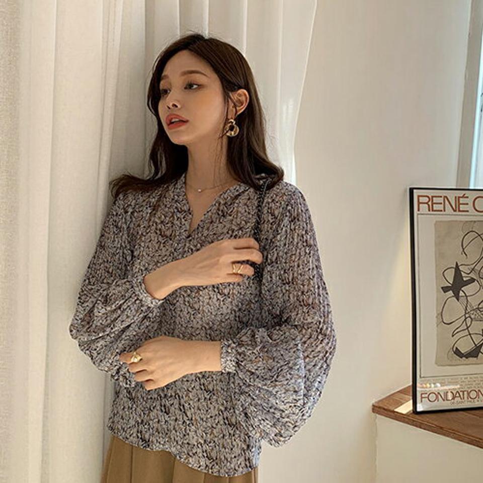 Vネックシフォンパターンブラウス・全2色・t66765 レディース 【bl】【トップス ブラウス 長袖 シフォン シフォンブラウス Vネック 総柄 プリーツ プリーツブラウス 上品 きれいめ 秋 冬 韓国 ファッション】【ハイホリHIHOLLI】
