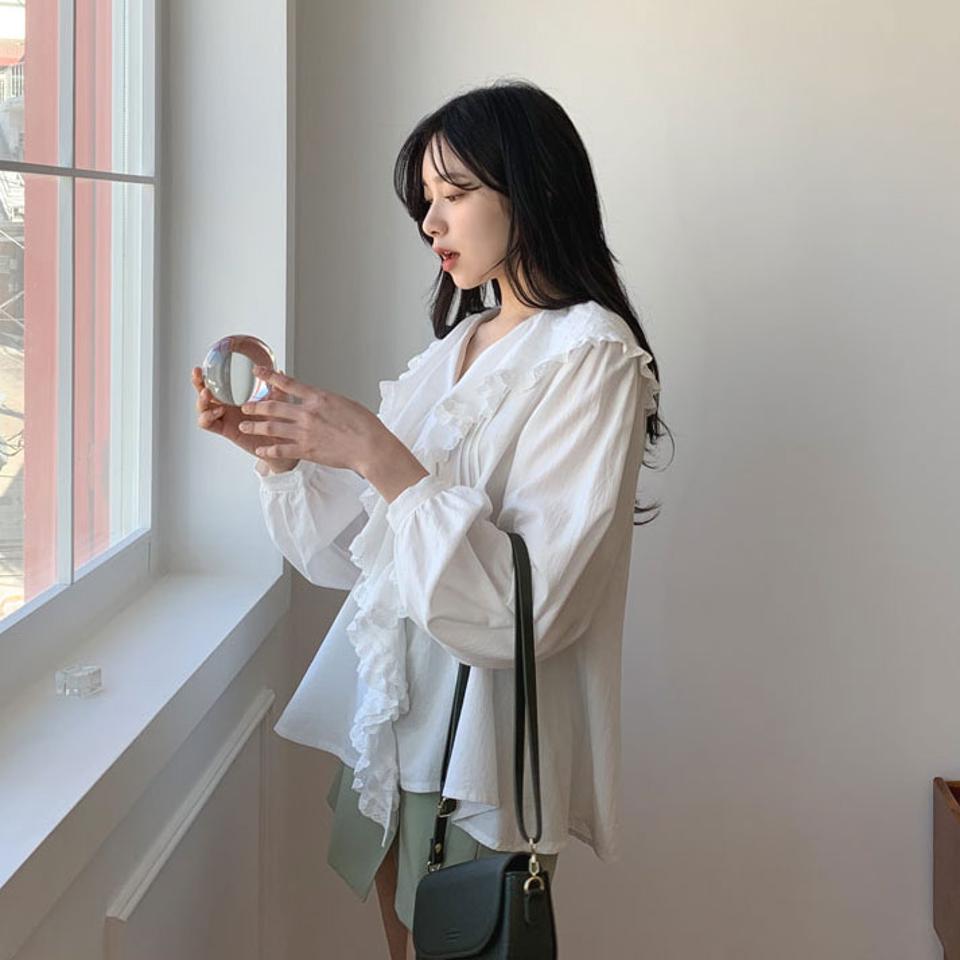 【只今10%OFF】レースフリルブラウス・全2色・b63107 レディース 【bl】【韓国 ファッション トップス ブラウス 長袖 Vネック デコルテ フリル アイレットレース ピンタック 上品 フェミニン 無地 デイリー 細身 秋 冬】