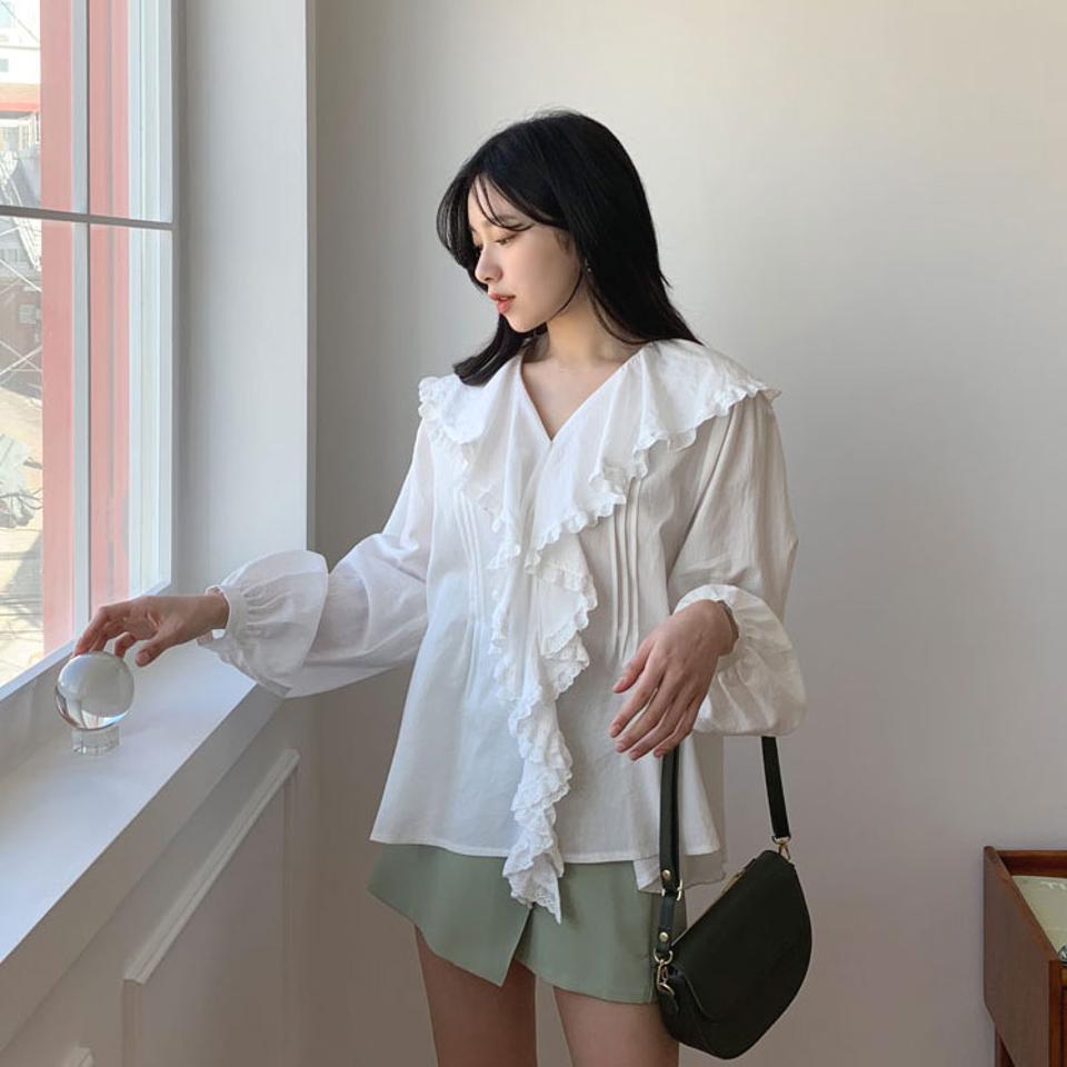 【只今10%OFF】レースフリルブラウス・全2色・b63107 レディース 【bl】【韓国 ファッション トップス ブラウス 長袖 Vネック デコルテ フリル アイレットレース ピンタック 上品 フェミニン 無地 デイリー 細身 秋 冬】