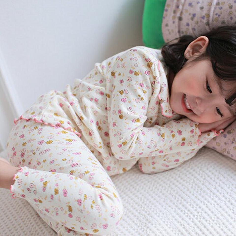 フラワーフリルルームウェア上下SET・u09456 キッズ【3~8才】【uw】【パジャマ ルームウェア 部屋着 上下 セット set トップス 長袖 パンツ ズボン 花柄 フラワー フリル かわいい 女の子 韓国 韓国子供服 子供 こども 子供服 こども服】【KIDS】