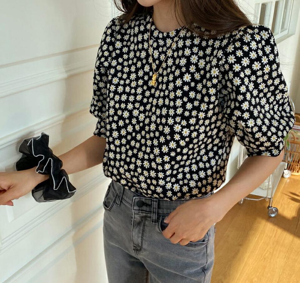 ≪人気商品再入荷≫パフスリーブ花柄Tシャツ・全2色・t61584 レディース 【tops】 韓国ファッション トップス Tシャツ 半袖 ハーフ ボリューム パフスリーブ 花柄 フラワー 春 ラウンドネック 上品 デイリー ベーシック 秋 冬