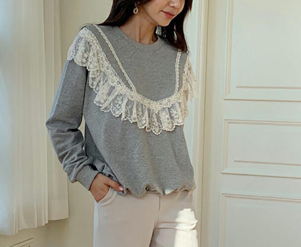 レースフリルポイントスウェット・全2色・b61583 レディース 【tops】【韓国 ファッション トップス Tシャツ 長袖 ラウンドネック ルーズ ゆったり スカラップ レース フリル 上品 体型カーバー デイリー 秋 冬】
