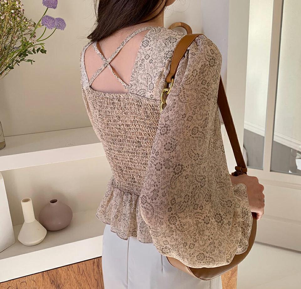 花柄シャーリングブラウス・全2色・t64949 レディース 【bl】【韓国 ファッション トップス ブラウス 長袖 花柄 シャーリング スクエアネック シフォン ペイズリー風 フローラル パターン 上品 クロスストラップ フェミニン カジュアル デイリー 秋 冬】