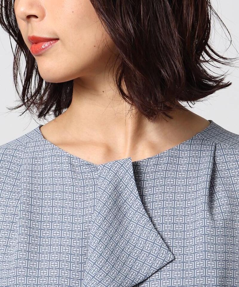 グラフィカルモデルノプリントブラウス