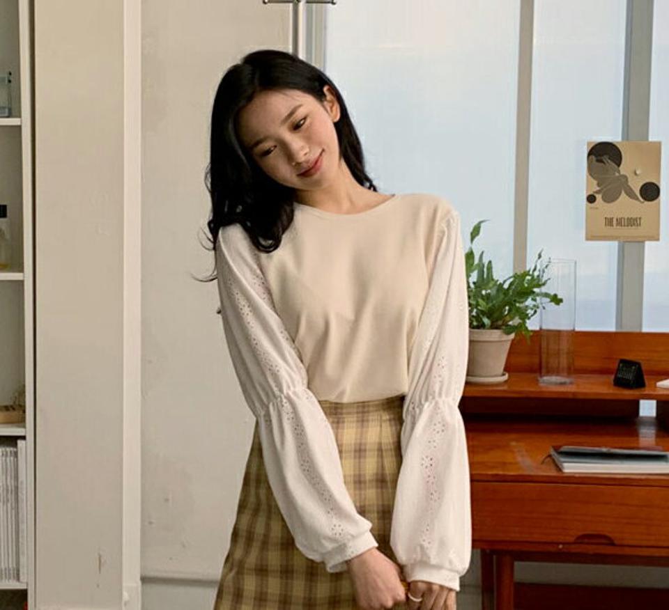 配色レーススリーブTシャツ・全2色・t63158 レディース 【tops】【韓国 ファッション トップス Tシャツ 長袖 ラウンドネック 配色 レーススリーブ アイレット 異素材 レイヤード風 ルーズ ゆったり デイリー カジュアル 体型カーバー 秋 冬】【NIJU】