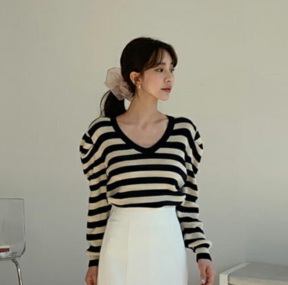 Vネックボーダーパフニット・全3色・b61614 レディース 【tops】【韓国 ファッション トップス ニット 長袖 Vネック デコルテ ストライプ パターン カジュアル ボーダー 配色 パフスリーブ スリム フィット 体型カーバー 細身 デイリー ベーシック 秋 冬】