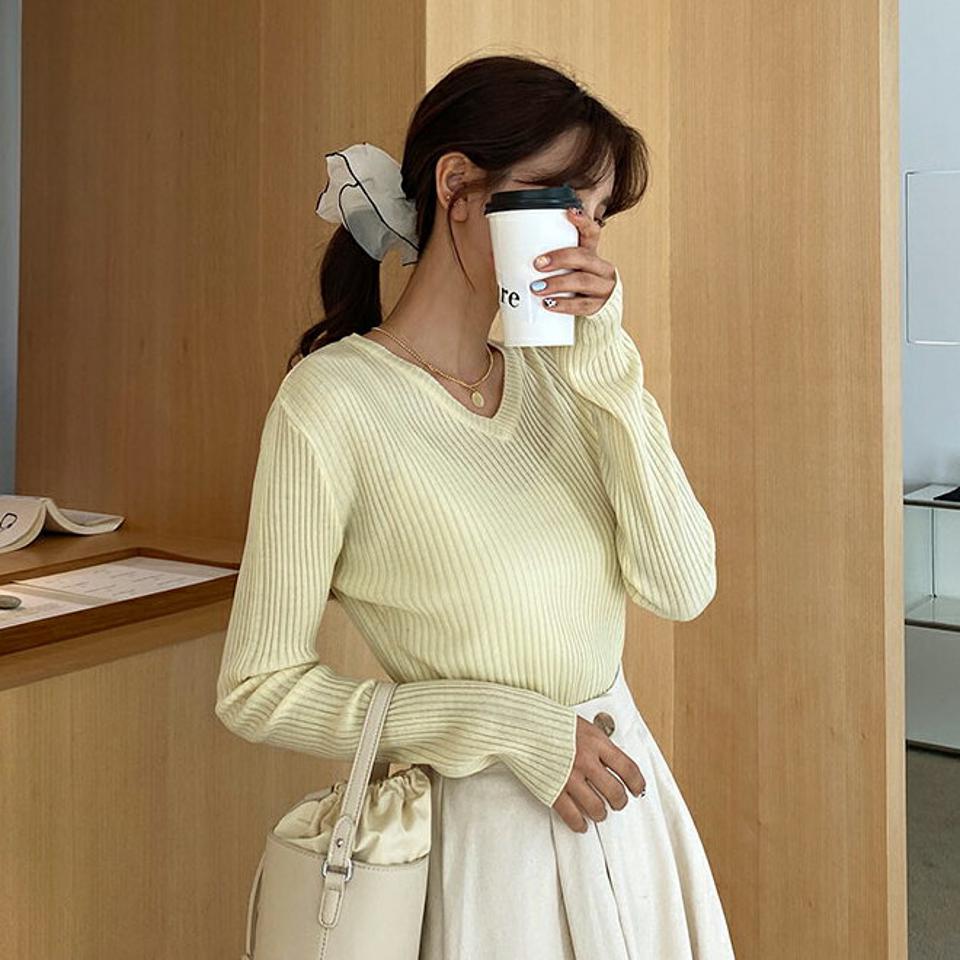 リブVネッククロップドニット・全4色・b61612 レディース 【tops】【韓国 ファッション トップス ニット 長袖 リブ 首元 デコルテ Vネック クロップド丈 ショート スリム フィット 細身 体型カーバー 無地 デイリー ベーシック カジュアル 秋 冬】