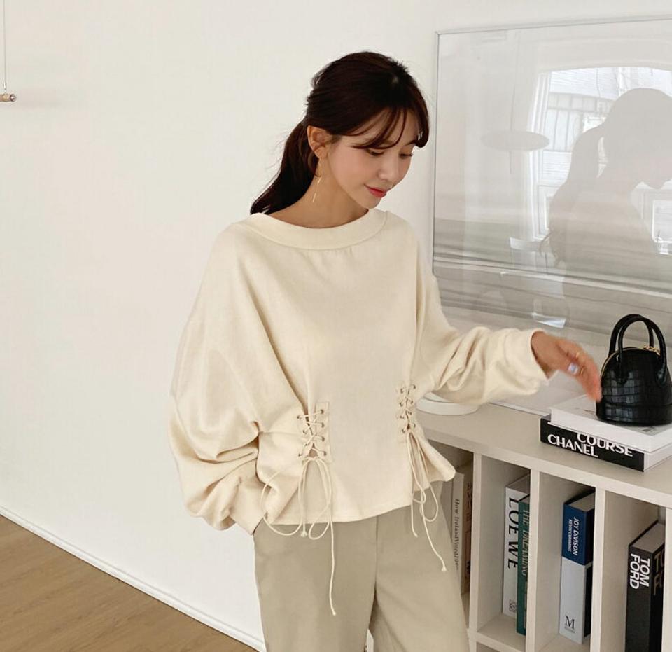 レースアップスウェット・全2色・t62909 レディース 【tops】【韓国 ファッション トップス Tシャツ スウェット 長袖 ボートネック 上品 レースアップ ルーズフィット クロップド丈 上品 体型カーバー デイリー 秋 冬】