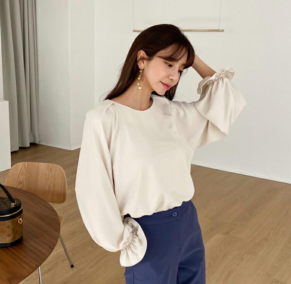 シルキーギャザーブラウス・全3色・t62897 レディース 【bl】【韓国 ファッション トップス ブラウス 長袖 上品 春 ラウンドネック シルキー ラグランスリーブ ギャザー フレア フェミニン カジュアル デイリー 秋 冬】