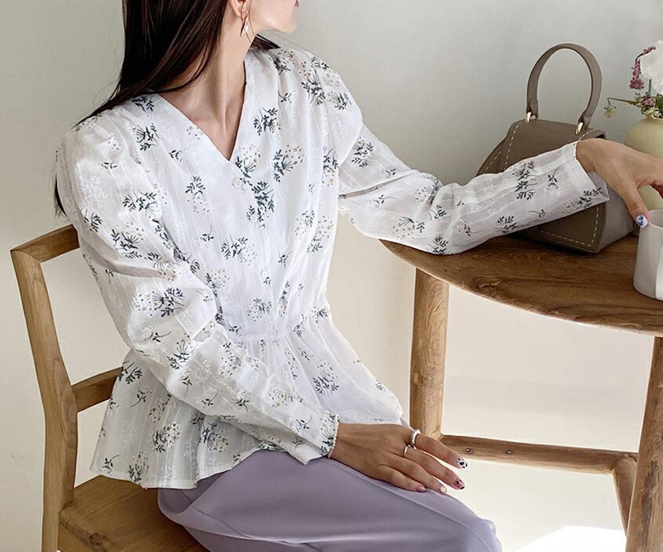【只今30%OFF】花柄Vネックブラウス・全2色・t56925 レディース 【bl】【韓国 ファッション トップス ブラウス 長袖 上品 テクスチャー Vネック フローラル パターン 花柄 体型カバー フェミニン カジュアル デイリー 秋 春】【fw】