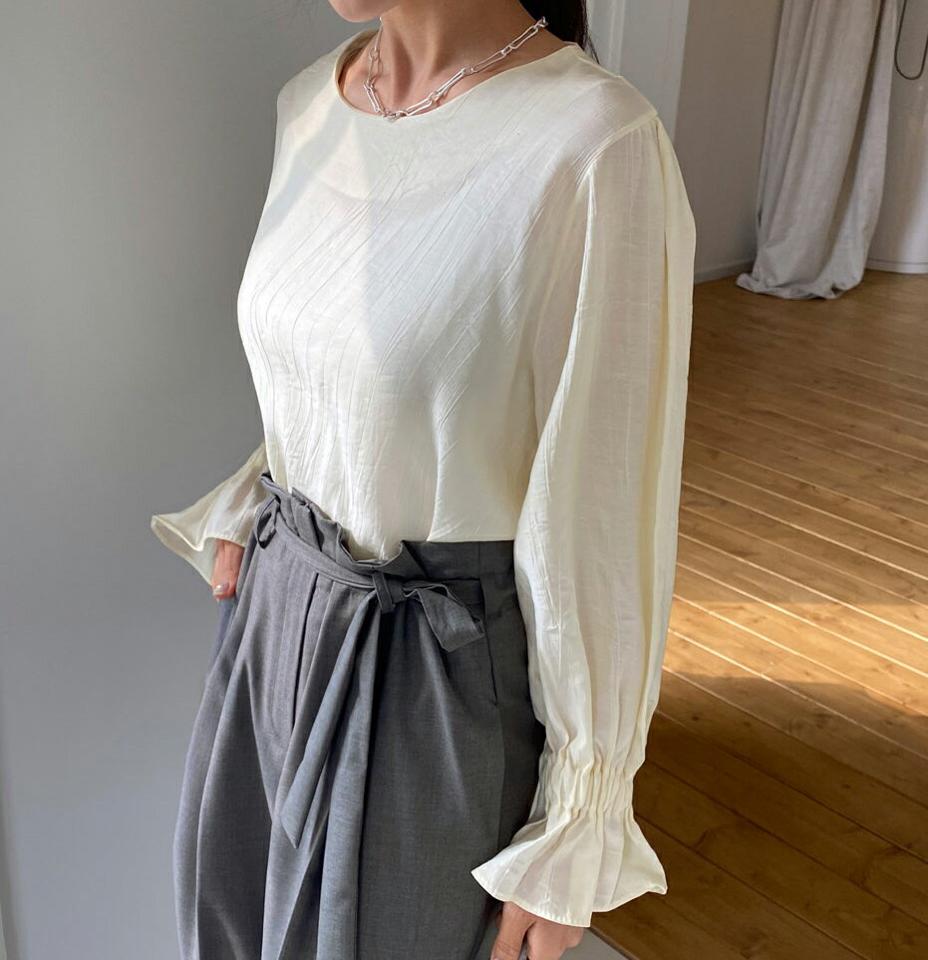 ゴムスリーブブラウス・全3色・t62952 レディース 【bl】【韓国 ファッション トップス ブラウス 長袖 上品 ラウンドネック ゴム袖 ボリューム フリル 無地 体型カバー フェミニン カジュアル デイリー 秋 春】