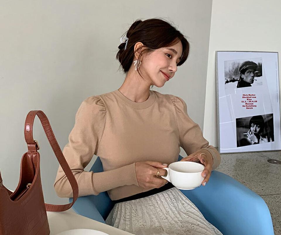 ラウンドパフニット・全4色・b64970 レディース 【tops】【韓国 ファッション トップス ニット 長袖 ぼわん袖 ラウンドネック ボリューム袖 リブ 大人 細身 スリム フィット 体型カーバー デイリー 無地 秋 春】