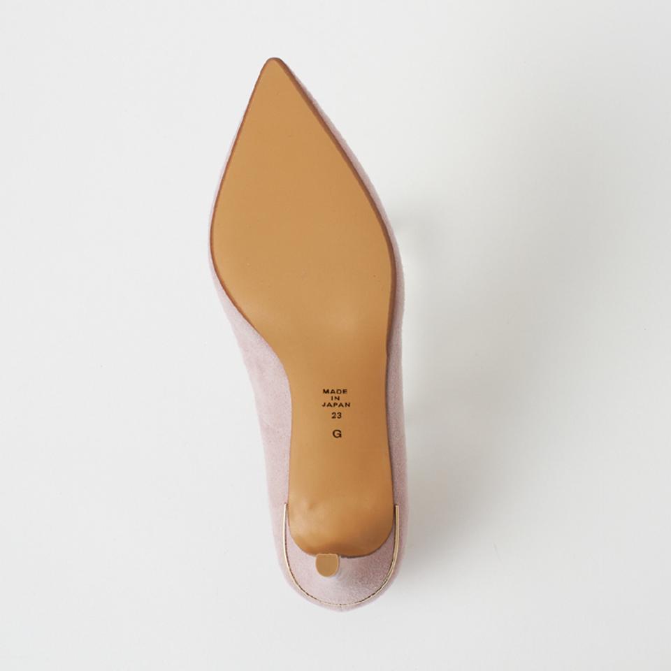 控えめゴールドがアクセント♪リボンつきパンプス