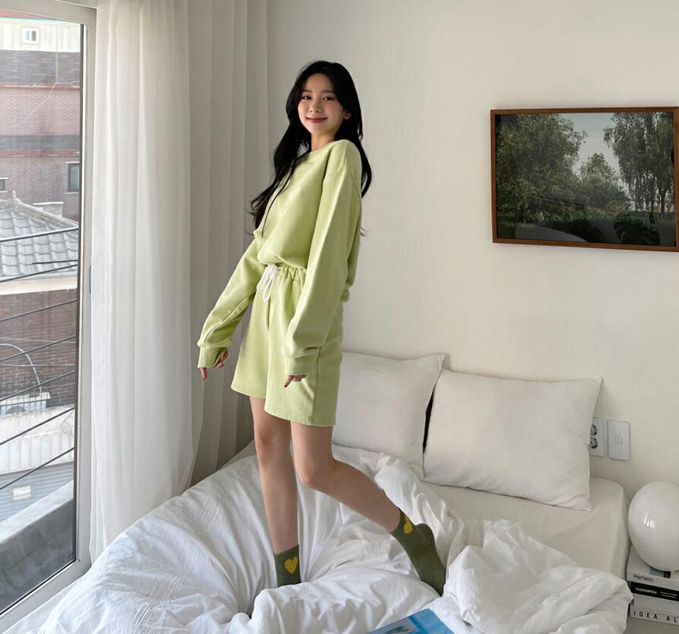 スウェット&ショートパンツSET・全4色・a63413 レディース 【pt】【韓国 ファッション ボトムス パンツ ショート ショートパンツ お家 カジュアル セットアップ スウェット ラウンドネック ウエストゴム ストリング ルームウェア デイリー 秋 春】【NIJU】