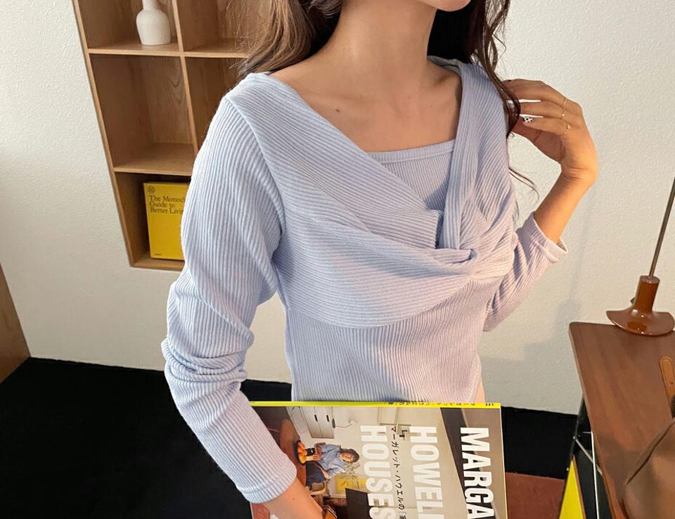 キャミ&ツイストVネックTシャツSET・全4色・t56979 レディース 【tops】【韓国 ファッション トップス Tシャツ 長袖 キャミ ツイスト Vネック SET セット おしゃれ キャミソール スクエアネック Vネック スリム フィット 体型カーバー 細身 無地 秋 春】