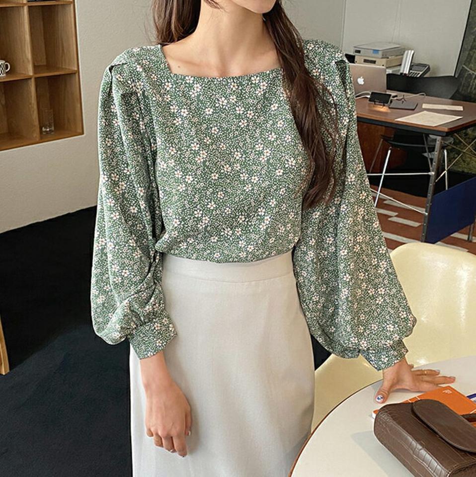 花柄スクエアネックブラウス・全3色・t56952 レディース 【bl】【韓国 ファッション トップス ブラウス 長袖 上品 花柄 フローラル パターン デコルテ スクエアネック パフスリーブ ボリューム 体型カバー フェミニン カジュアル デイリー 秋 春】【fw】