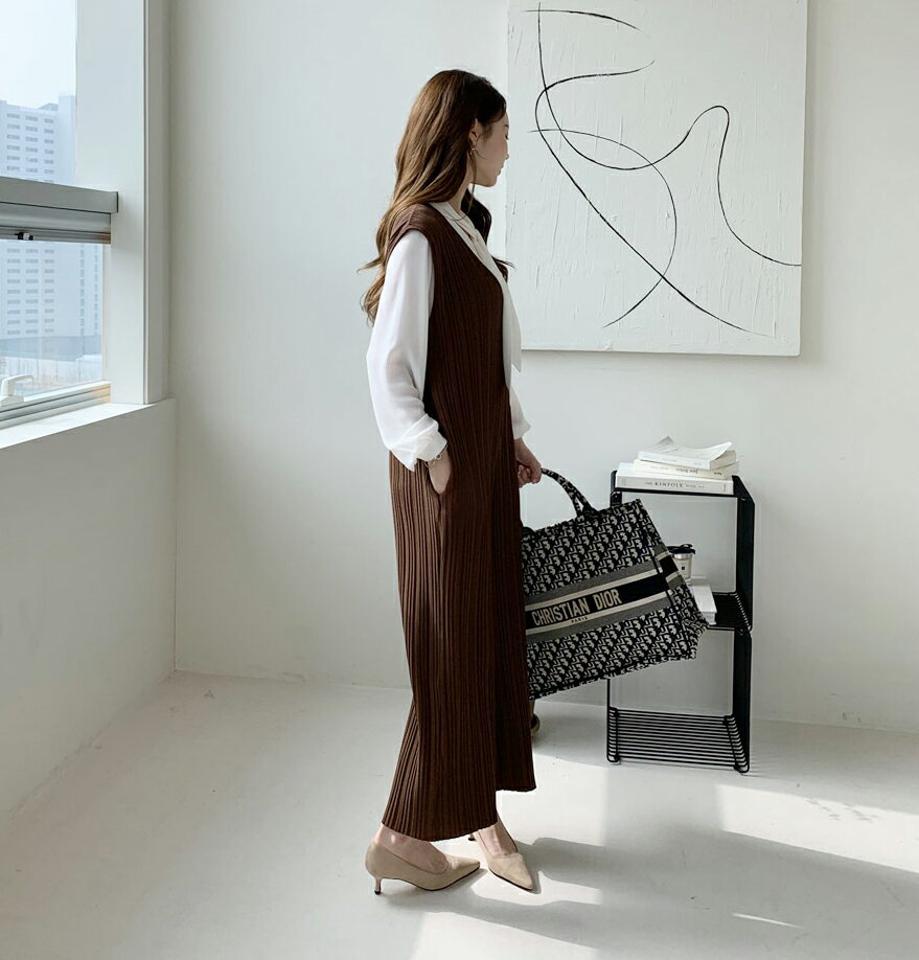 【只今10%OFF】Vネックプリーツオールインワン・全2色・b67171 レディース 【pt】【オールインワン パンツ ズボン ロングパンツ プリーツ Vネック スリーブレス ノースリーブ シンプル 大人 レイヤード 秋 冬 春 韓国 ファッション】【ハイホリHIHOLLI】