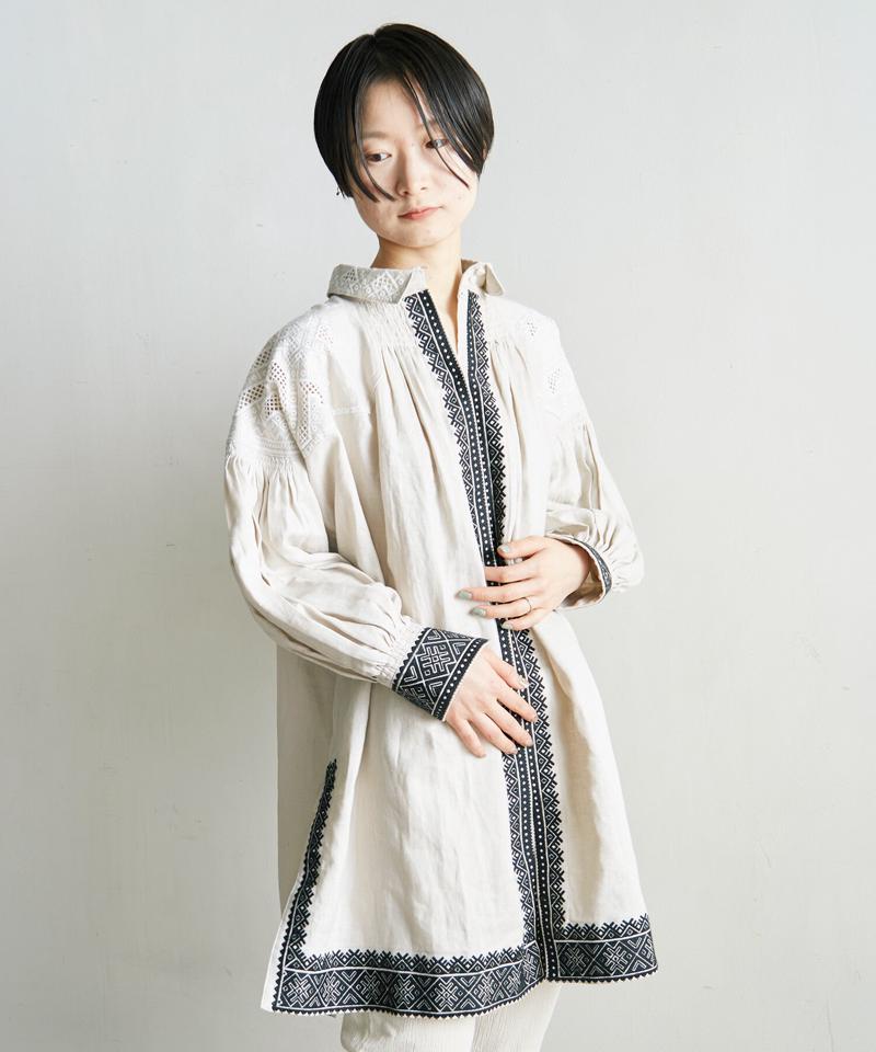 リネン刺繍×ピンタックプリーツ刺繍ブラウス（cardo fabrica）