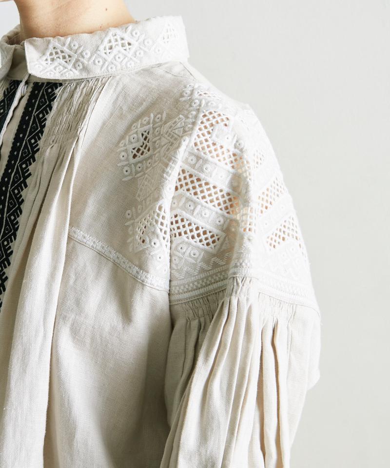 リネン刺繍×ピンタックプリーツ刺繍ブラウス（cardo fabrica）
