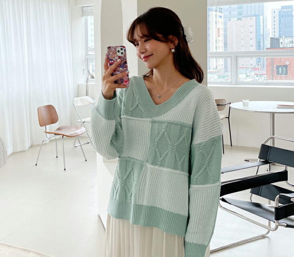 ツイスト配色Vネックニット・全4色・t61683 レディース 【tops】【韓国 ファッション トップス ニット 長袖 ぼわん袖 デコルテ ツイスト 配色 Vネック ルーズ ゆったり 細身 大人 体型カーバー デイリー 無地 秋 春】