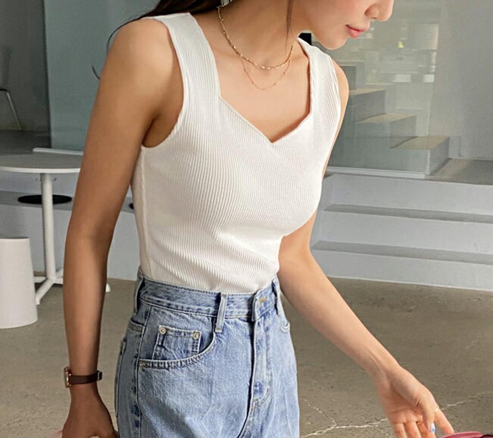 ハートネックスリーブレス・全3色・t61678 レディース 【tops】 韓国 ファッション トップス Tシャツ スリーブレス キャミソール キャミ ハートネック リブ スリム フィット ベーシック シンプル カジュアル 上品 体型カーバー デイリー 秋 春