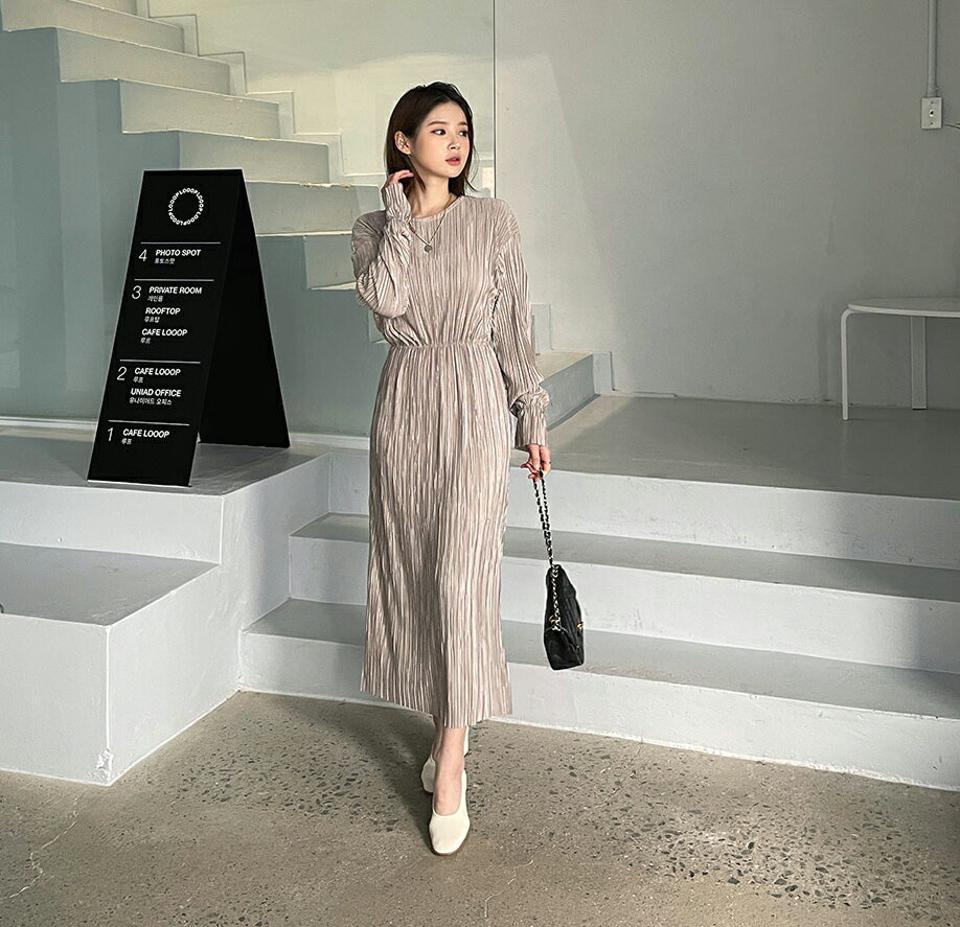 プリーツロングワンピース・全4色・b61692 レディース 【ops】【韓国 ファッション ワンピース ロング ロングワンピース カジュアル 高級感 プリーツ ラウンドネック ルーズ フェミニン 光沢 細身 体型カバー 秋 春】