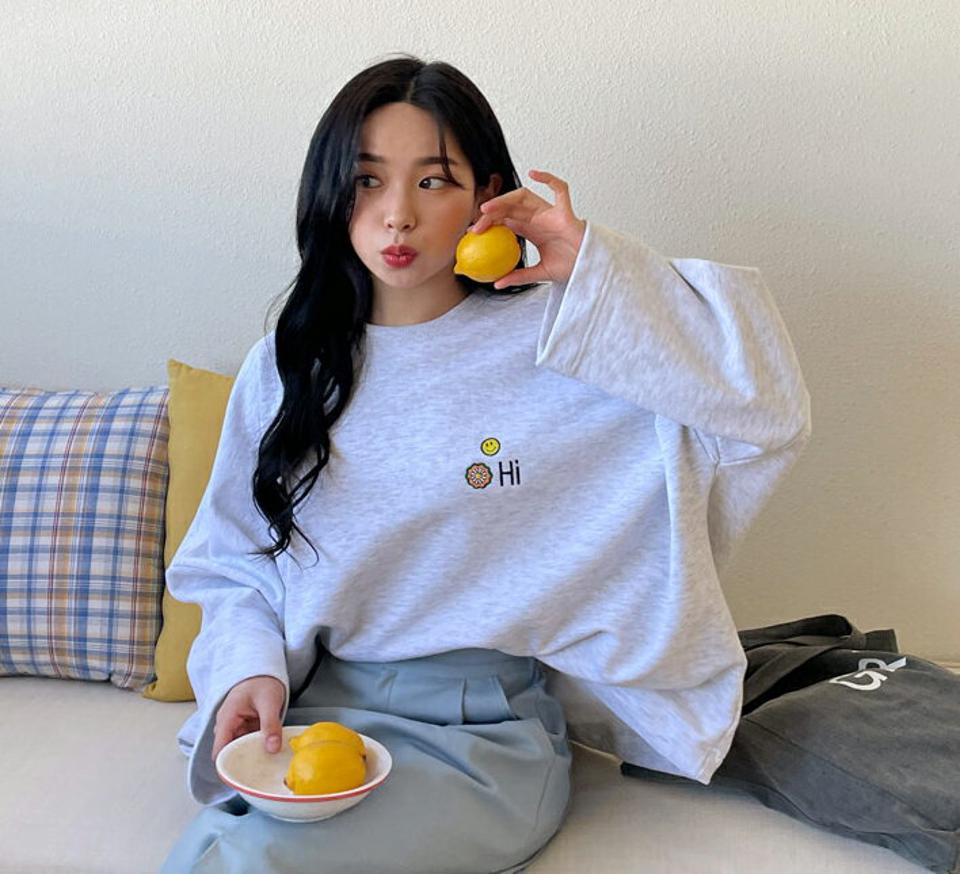 スマイル刺繍スウェット・全2色・t63375 レディース 【tops】【韓国 ファッション トップス スウェットTシャツ 長袖 ラウンドネック スマイル ロゴ フラワー 刺繍 体型カバー ルーズ ゆったり 上品 体型カーバー デイリー ベーシック 秋 春】