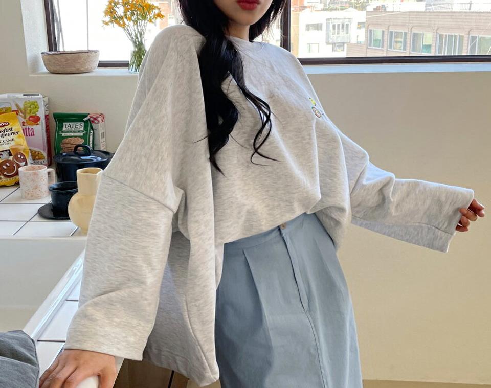 スマイル刺繍スウェット・全2色・t63375 レディース 【tops】【韓国 ファッション トップス スウェットTシャツ 長袖 ラウンドネック スマイル ロゴ フラワー 刺繍 体型カバー ルーズ ゆったり 上品 体型カーバー デイリー ベーシック 秋 春】