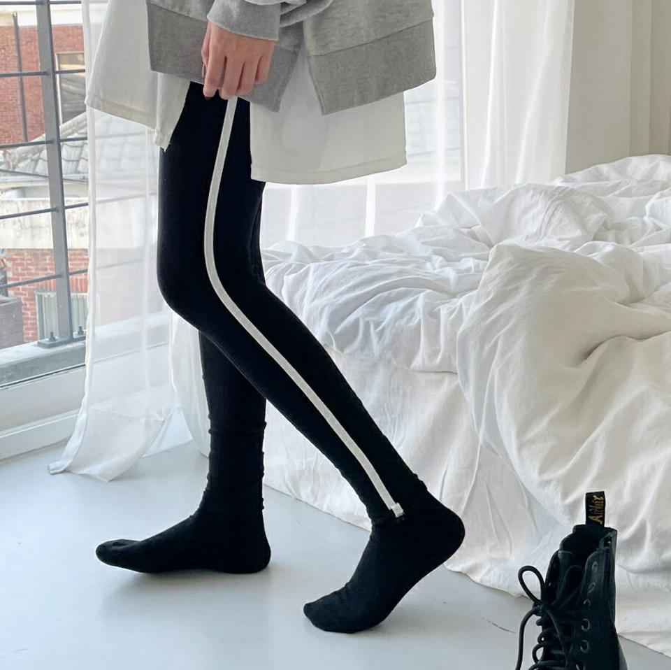 サイドラインレギンス・全2色・t63338 レディース 【pt】【韓国 ファッション ボトムス レギンス パンツ スリム シンプル ウエストゴム フィット タイト デイリー ダーク 美脚 サイドライン 配色 秋 春】【NIJU】