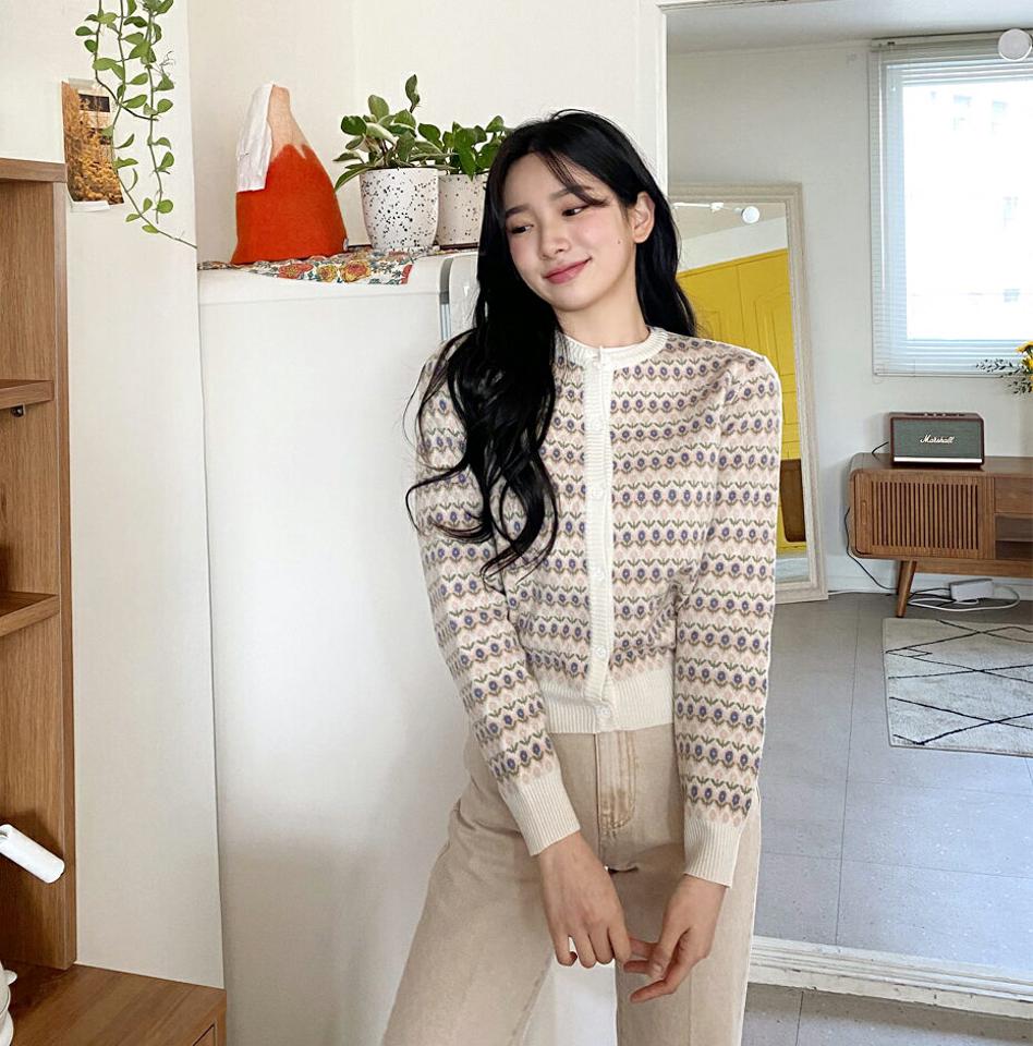 花柄ボタンカーディガン・全2色・b63471 レディース 【cd】【韓国 ファッション カーディガン カーデ 長袖 ラウンドネック 花柄 フラワー ショート スリム フィット 体型カーバー 細身 かわいい カジュアル デイリー 秋 春】【NIJU】【fw】