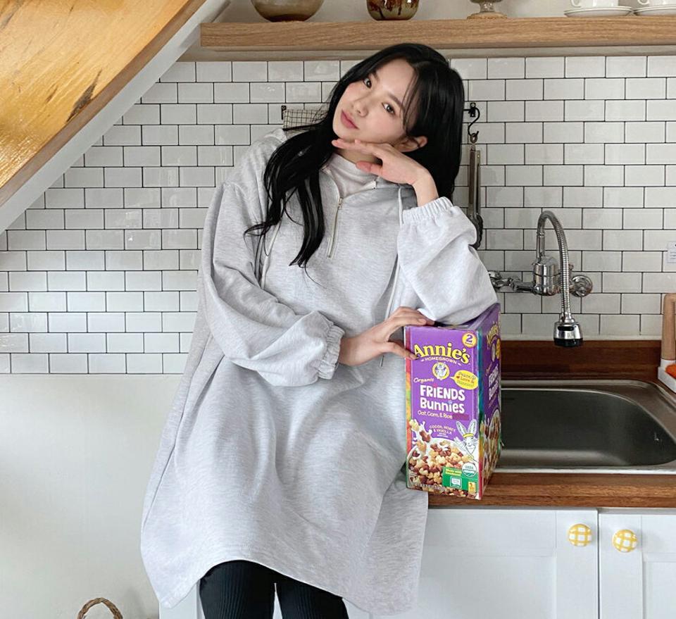 ハーフジップフードミニワンピース・全2色・t63472 レディース 【ops】【韓国 ファッション ワンピース ミニ ミニワンピース カジュアル かわいい フードワンピース フード フレア パフスリーブ ルーズ スリム 体型カバー 秋 春】【NIJU】