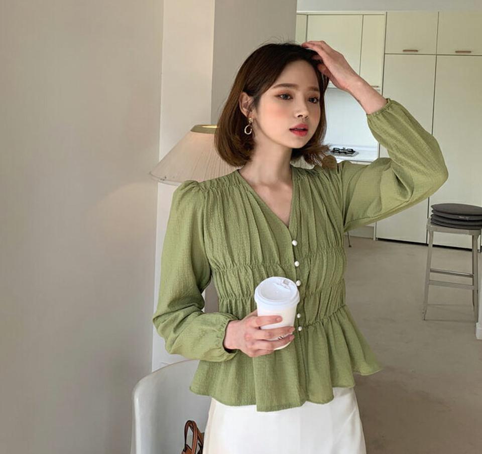 シャーリングVネックボタンブラウス・全5色・t57016 レディース 【bl】【韓国 ファッション トップス ブラウス 長袖 上品 シャーリング Vネック ギャザー フェイクボタン パールボタン シワ デコルテ フェミニン カジュアル デイリー 秋 春】