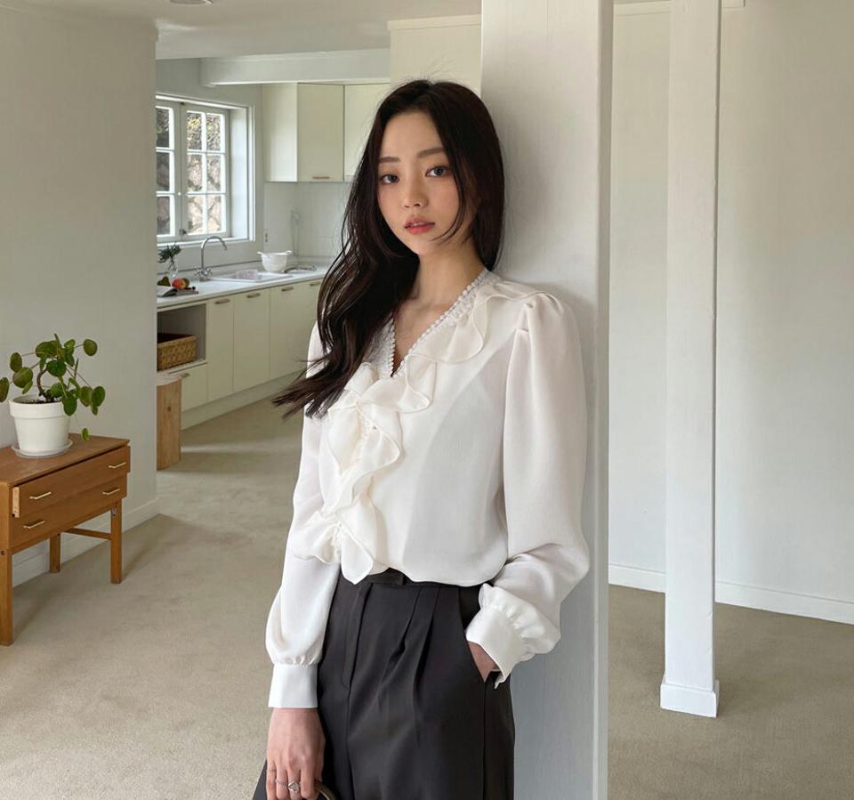 Vネックレースフリルブラウス・全3色・b56980 レディース 【bl】【韓国 ファッション トップス ブラウス 長袖 上品 Vネック レース フリルブラウス フリル パールボタン フェイクボタン ボリューム フェミニン カジュアル デイリー 秋 春】