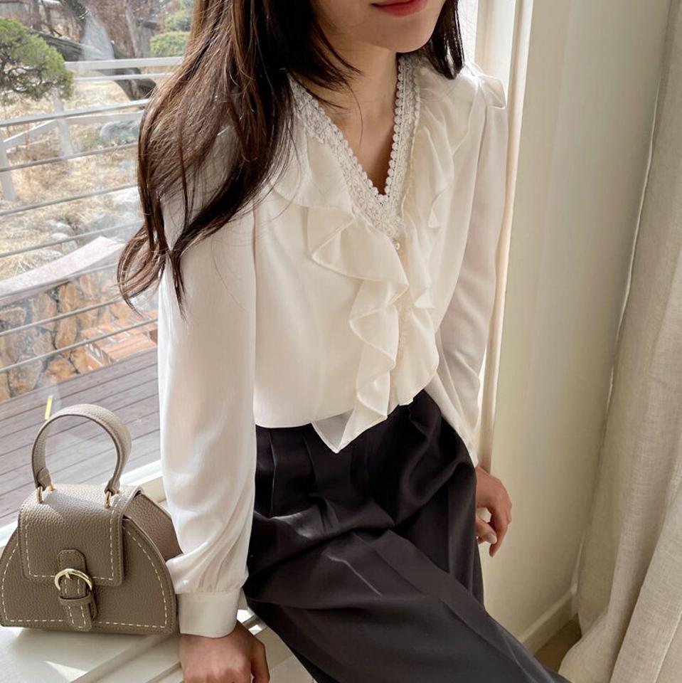 Vネックレースフリルブラウス・全3色・b56980 レディース 【bl】【韓国 ファッション トップス ブラウス 長袖 上品 Vネック レース フリルブラウス フリル パールボタン フェイクボタン ボリューム フェミニン カジュアル デイリー 秋 春】
